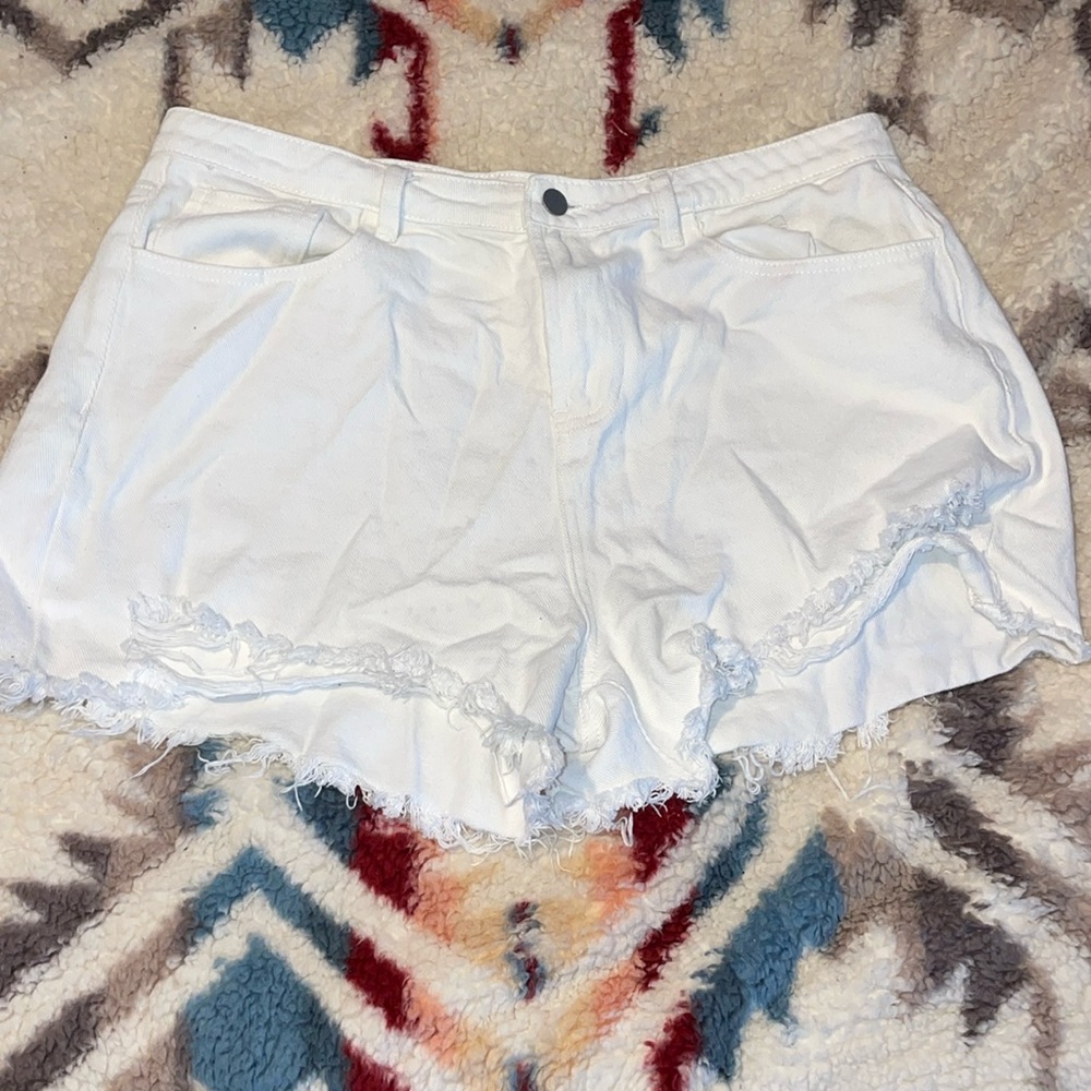 New with no tags pure white denim shorts! Distress on the bottom